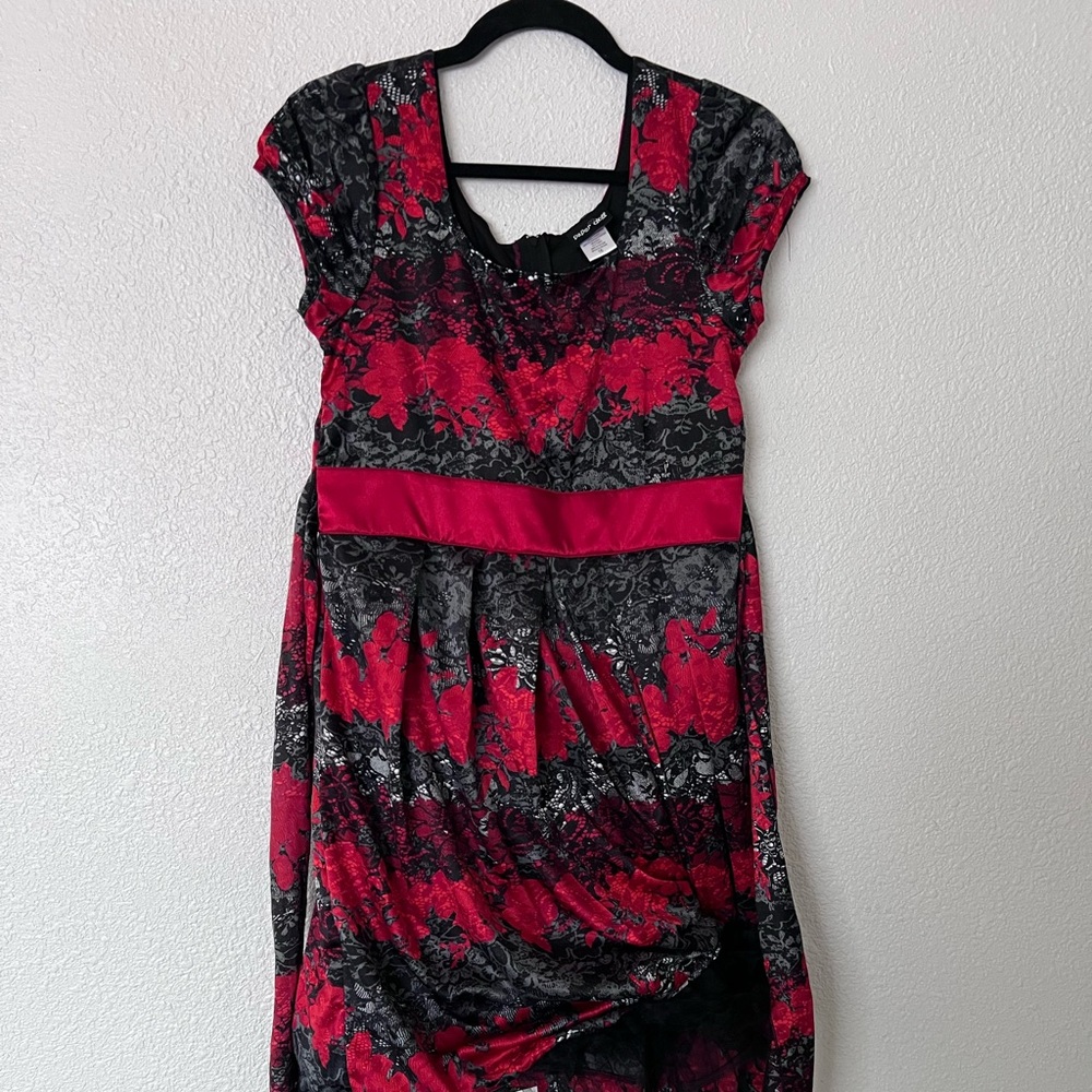 Red and Black Floral funky Lace Dress with tuile slip! So super cute🤘